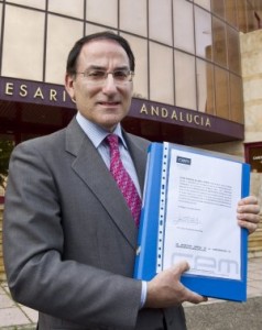 GONZÁLEZ LARA PRESENTA LOS AVALES PARA OPTAR A LA PRESIDENCIA DE LA CEA